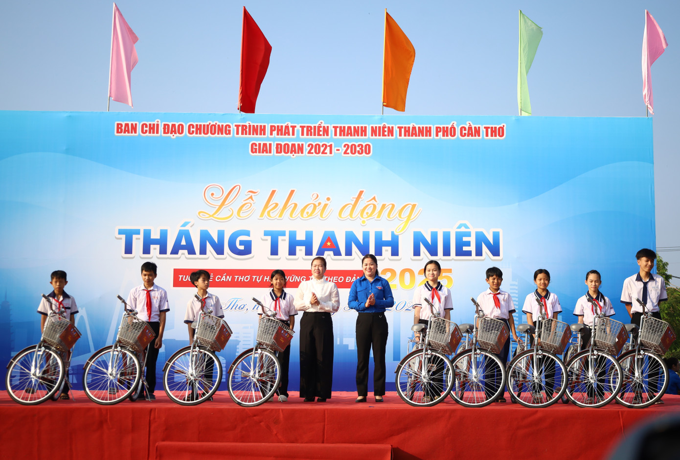 Thành Đoàn Cần Thơ trao tặng xe đạp cho học sinh.