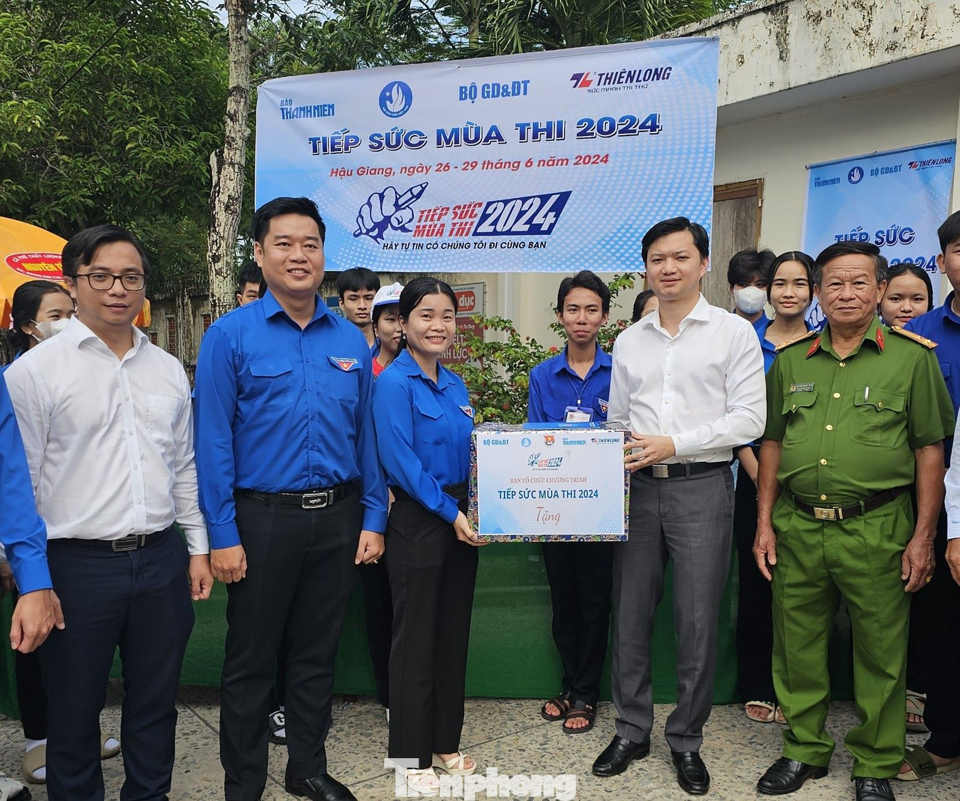 Anh Nguyễn Minh Triết tặng quà tình nguyện viên tại điểm thi trường THPT Long Mỹ. Anh Nguyễn Minh Triết tặng quà tình nguyện viên tại điểm thi trường THPT Long Mỹ.