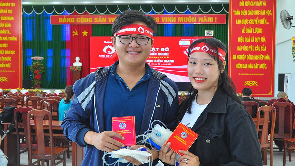 Bạn Võ Thị Ken, sinh viên năm 2 ngành ngôn ngữ Anh Du lịch của trường ĐH Kiên Giang chia sẻ rằng: "Bản thân em rất vui khi được chia sẻ giọt máu của mình để giúp đỡ cho người bệnh. Hy vọng rằng, nhiều bạn trẻ trên cả nước tích cực tham gia, cùng chia sẻ giọt máu của mình để lan tỏa nhiều giá trị đẹp cho xã hội. Bạn Phạm Hải Dương (sinh viên năm 4 ngành ngôn ngữ Anh) lần thứ 6 tham gia hiến máu. Vừa hiến xong, Dương khiêm tốn chia sẻ: "Hy vọng giọt máu của mình sẽ cứu được cuộc sống của người nào đó. Là thanh niên, em nghĩ đây là hoạt động cần lan tỏa và nếu có thể các bạn nên tham gia nhiều hơn vào các hoạt động ý nghĩa như thế này để tiếp thêm sự sống cho nhiều người". Sinh viên đăng ký tham gia hiến máu Nhà báo Hồng Lĩnh – Thành viên Ban tổ chức cho biết: Tính đến nay Chủ nhật Đỏ báo Tiền Phong lần thứ 13 năm 2021 đã diễn ra trên 40 tỉnh thành cả nước với tổng lượng máu thu được 57.793 đơn vị, vượt kế hoạch hơn 12.000 đơn vị. Chủ nhật Đỏ vẫn tiếp tục diễn ra ở nhiều địa phương. Tại Khu vực ĐBSCL Chủ nhật Đỏ năm 2021 đã diễn ra ở các tỉnh, thành phố: Kiên Giang, An Giang, Đồng Tháp, Trà Vinh, Sóc Trăng, thành phố Rạch Giá, Cần Thơ, Cà Mau với hàng ngàn đơn vị máu đã được dâng hiến. Thông qua chương trình nhân đạo này BTC tại ĐBSCL đã vận động được trên 104 triệu đồng tiền học bổng cho các em học sinh, sinh viên nghèo.