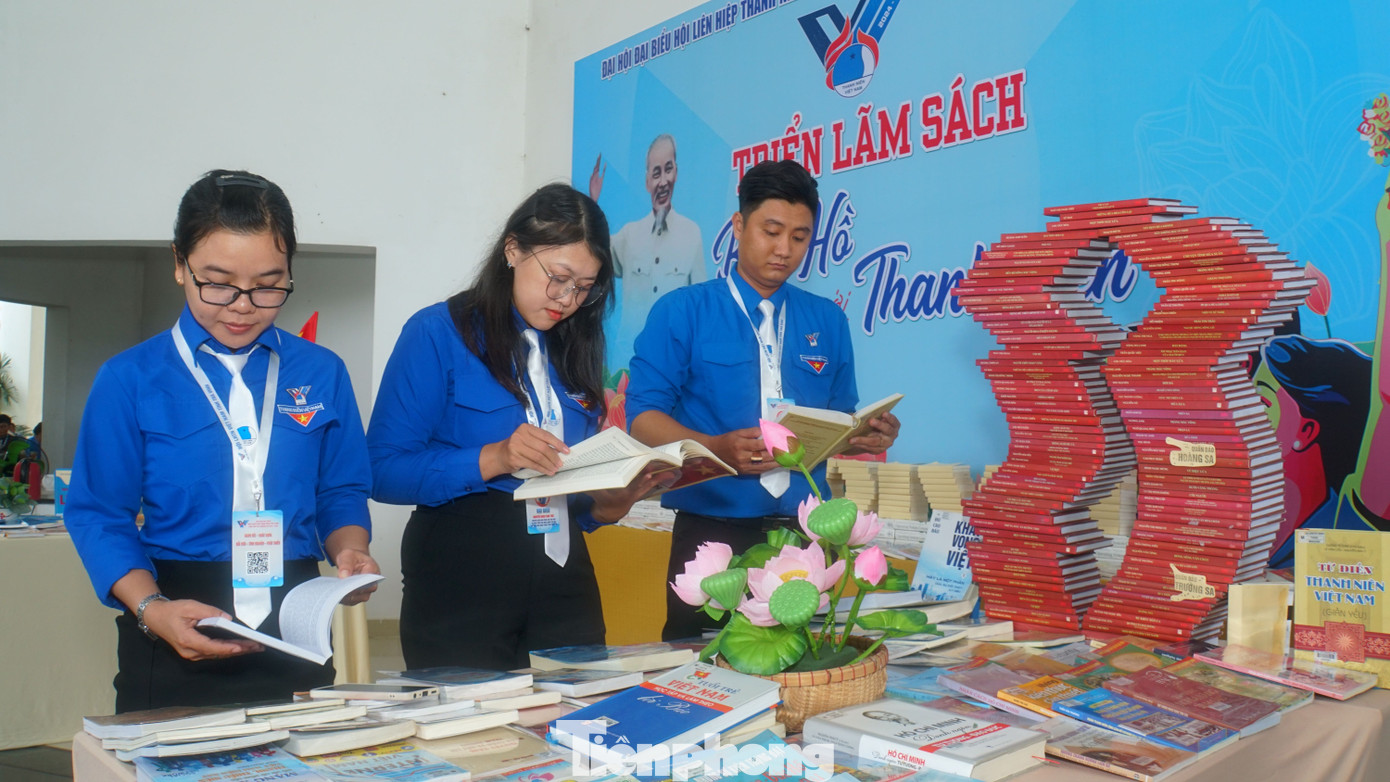 Đại biểu tham khảo triển lãm sách bên lề đại hội. Ảnh: Hòa Hội Đại biểu tham khảo triển lãm sách bên lề đại hội. Ảnh: Hòa Hội