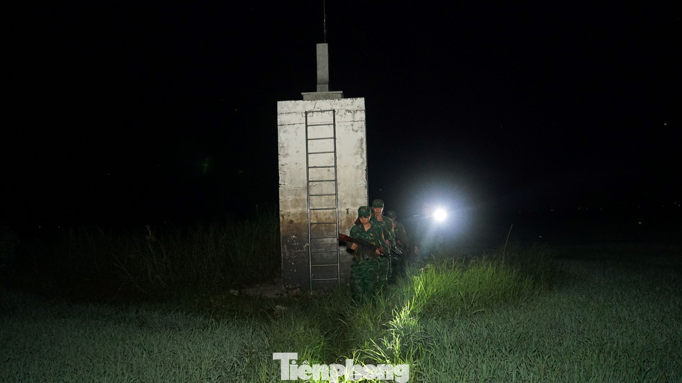 Các đối tượng buôn lậu, vượt biên trái phép thường lợi dụng đêm tối, tranh thủ những phút giây sơ hở của lực lượng chức năng để vượt biên. Bằng nhiều biện pháp nghiệp vụ, trong đó chủ yếu là mật phục, lực lượng biên phòng đã phát hiện nhiều vụ việc buôn lậu. Ảnh: Hòa Hội