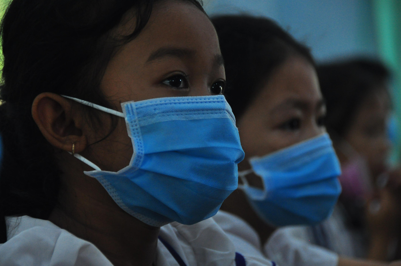 Chị Trang tặng quà cho các em học sinh