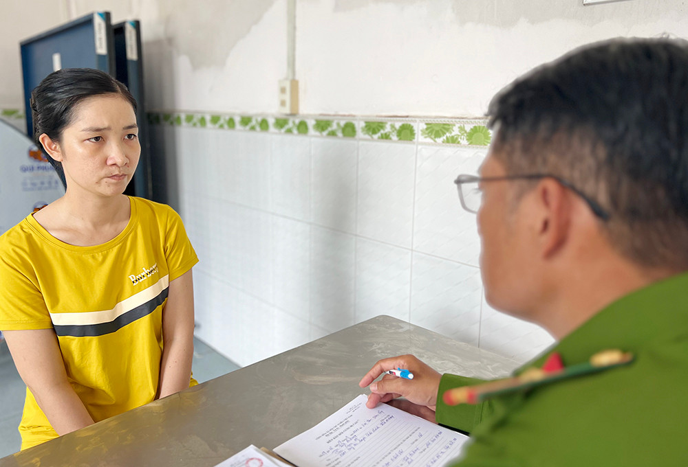 Phan Ngọc Minh Thư tại cơ quan công an.