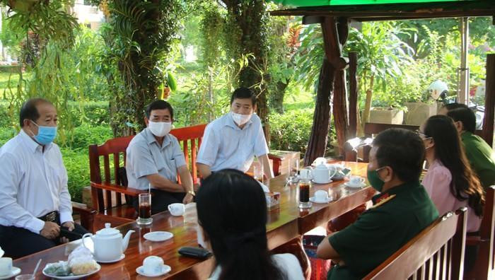 Lãnh đạo tỉnh Đồng Tháp họp với các Sở ngành bàn giải pháp phòng chống dịch.