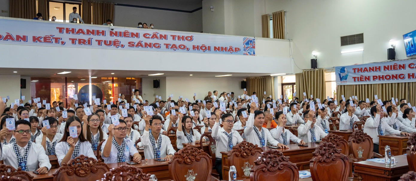 Đại biểu biểu quyết tại Đại hội