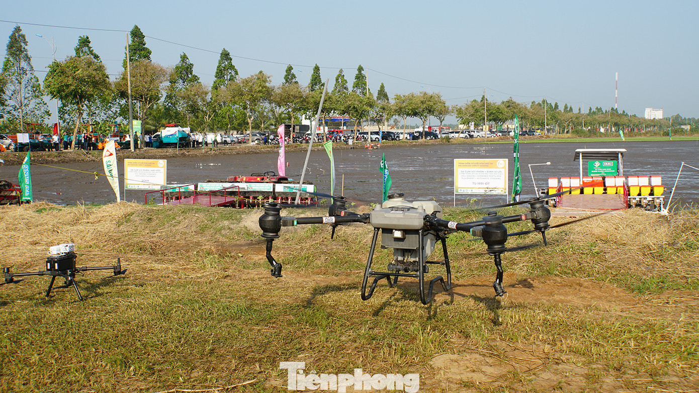 Ban Tổ chức trình diễn phun thuốc bằng thiết bị không người lái trên đồng. Ảnh: Hòa Hội.