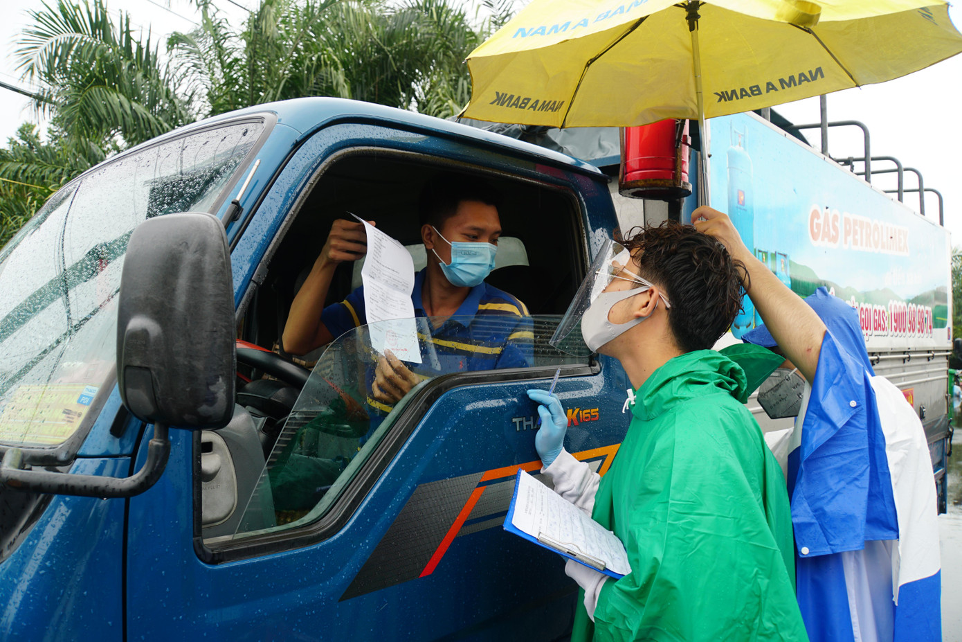 Sáng sớm (9/7), ghi nhận của phóng viên Tiền Phong, tại chốt IC3 và chốt ô tô siêu thị GO, trên đường dẫn cầu Cần Thơ lượng xe từ các tỉnh, thành đổ về nhiều gây kẹt xe. Hơn nữa, nhiều tài tế ô tô không xuất trình được giấy xét nghiệm âm tính buộc phải quay đầu trở về. - Ảnh: Hòa Hội