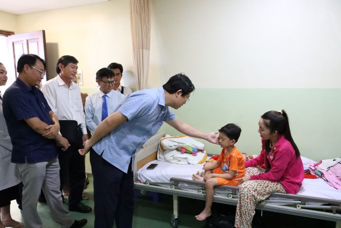 Lãnh đạo UBND tỉnh Đồng Tháp thăm hỏi tình hình sức khỏe các ca đang điều trị tại bệnh viện. Lãnh đạo UBND tỉnh Đồng Tháp thăm hỏi tình hình sức khỏe các ca đang điều trị tại bệnh viện.