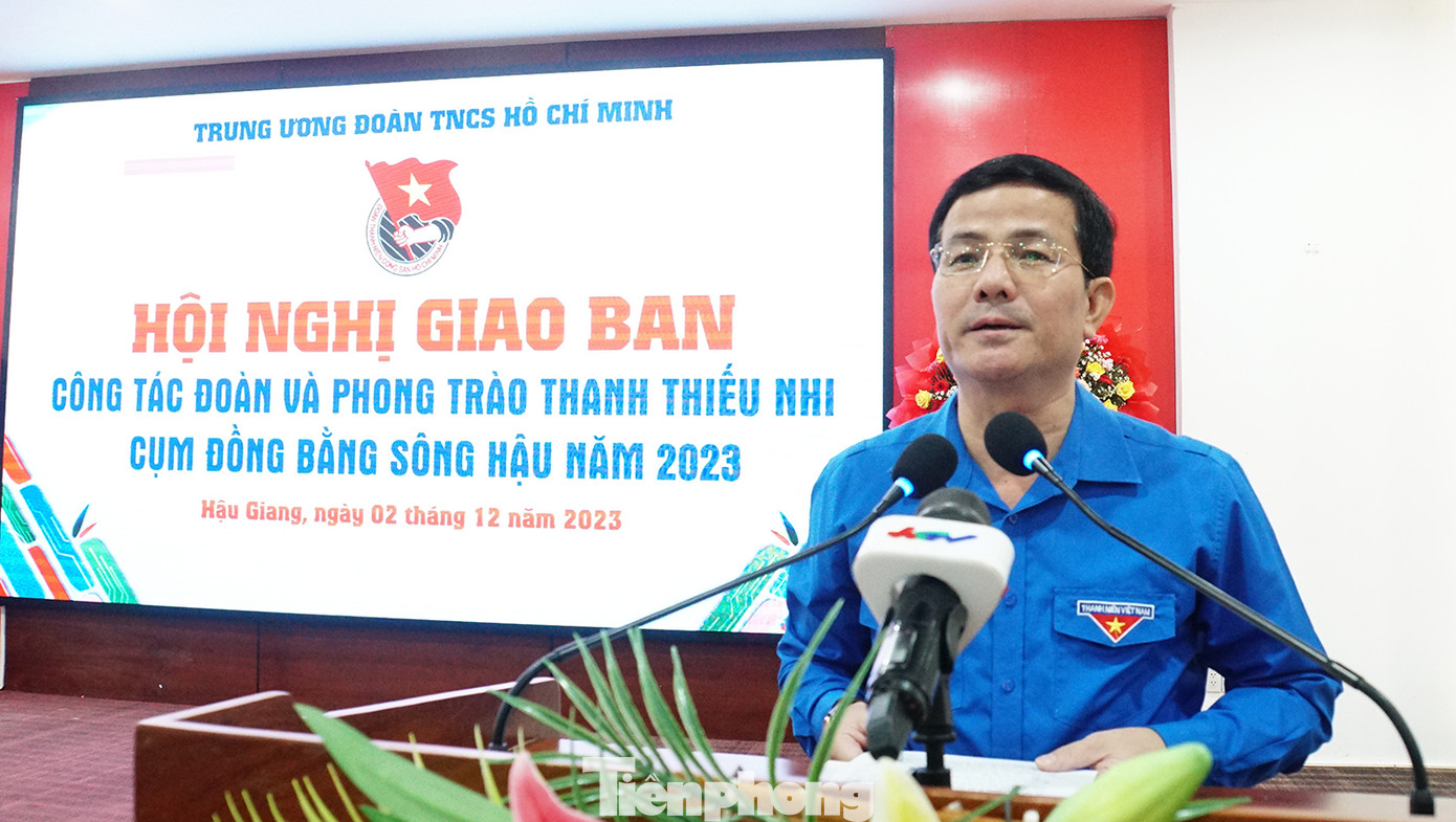 Ông Trần Văn Huyến, Phó Bí thư Thường trực Tỉnh ủy - Chủ tịch HĐND tỉnh Hậu Giang phát biểu chào mừng tại hội nghị. Ảnh: Hòa Hội Ông Trần Văn Huyến, Phó Bí thư Thường trực Tỉnh ủy - Chủ tịch HĐND tỉnh Hậu Giang phát biểu chào mừng tại hội nghị. Ảnh: Hòa Hội