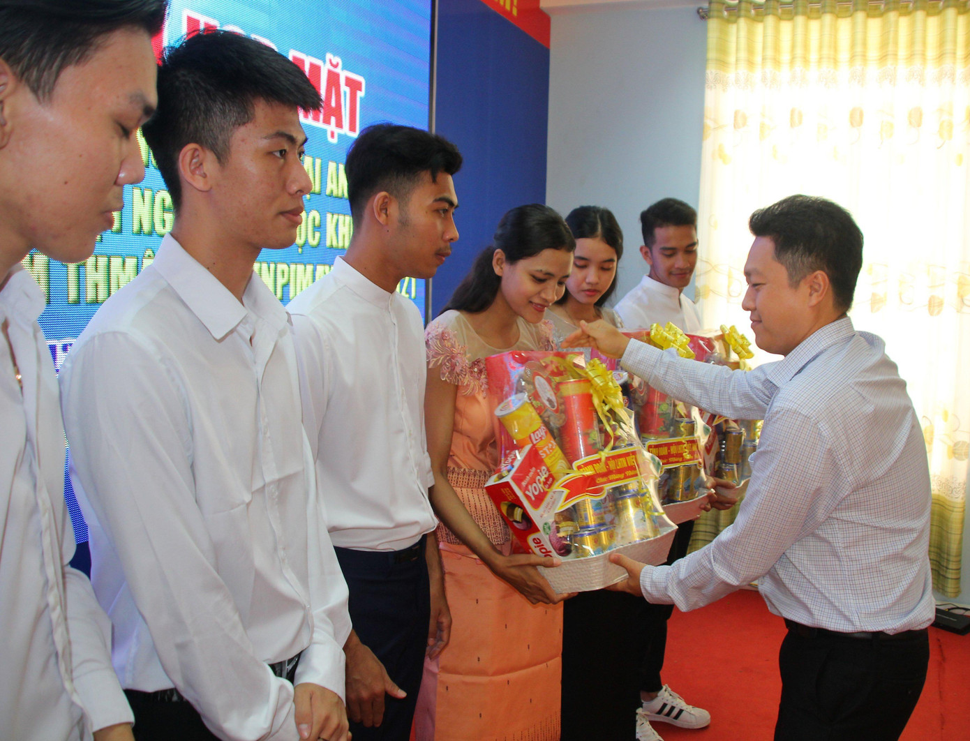 Bí thư Tỉnh đoàn An Giang Lâm Thành Sĩ tặng quà cho sinh viên nước ngoài đang học tại An Giang. - Ảnh: TĐAG Bí thư Tỉnh đoàn An Giang Lâm Thành Sĩ tặng quà cho sinh viên nước ngoài đang học tại An Giang. - Ảnh: TĐAG