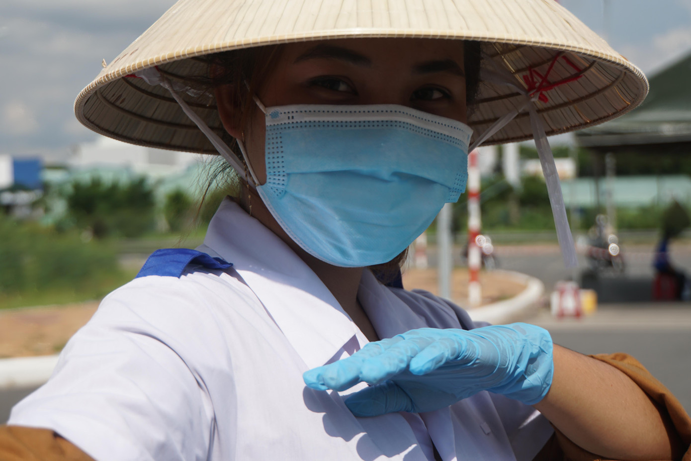 Bất chấp nắng nóng, những 'bóng hồng' ngành y vẫn nhiệt tình làm nhiệm vụ