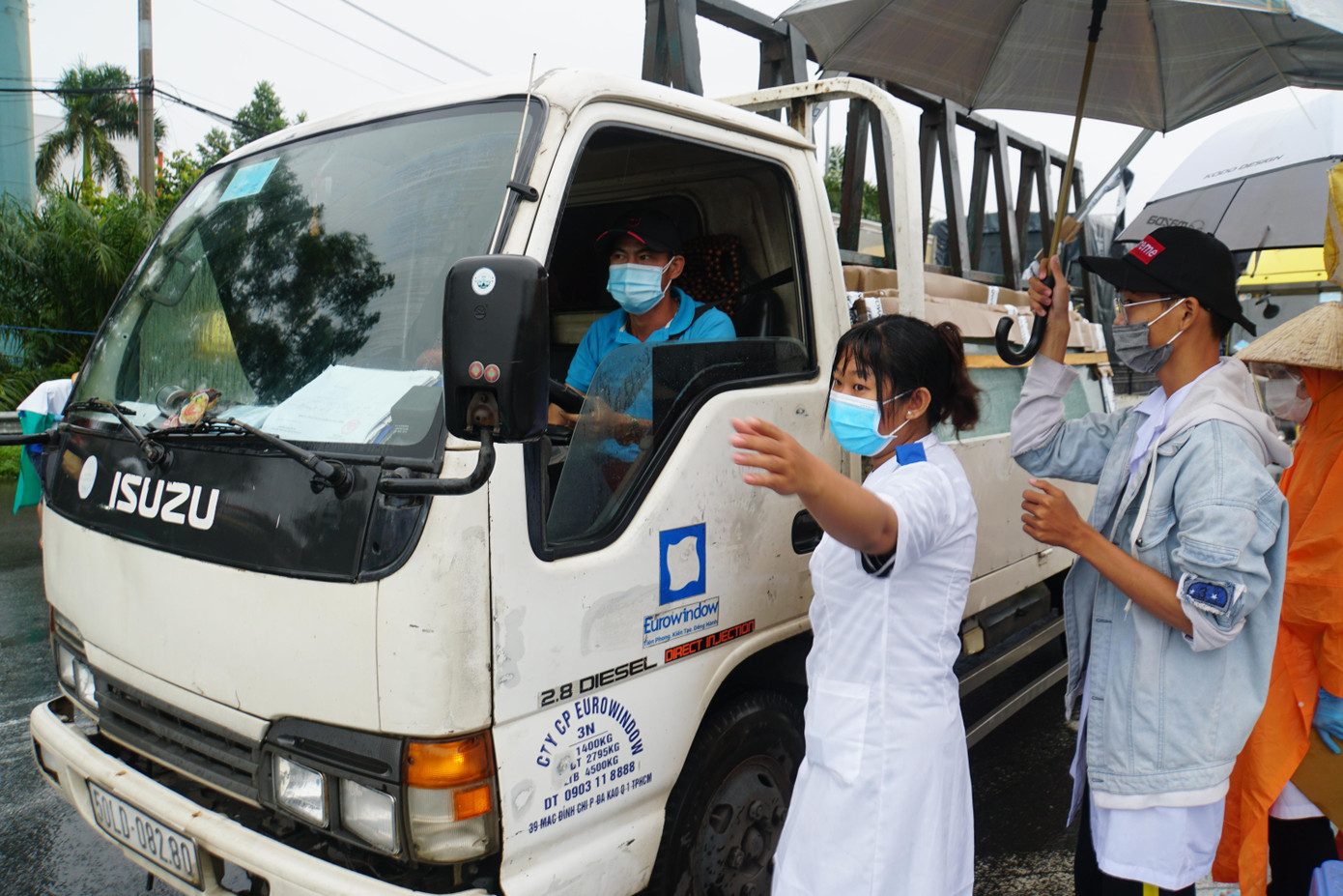 Ban chỉ đạo phòng chống dịch bệnh COVID -19 TP Cần Thơ ban hành hướng dẫn cụ thể như: tất cả người dân trước khi vào thành phố bắt buộc phải có giấy xét nghiệm âm tính với Sars-CoV-2 (xét nghiệm nhanh kháng nguyên hoặc PCR), trừ các trường hợp người dân đến các cơ sở khám chữa bệnh trên địa bàn thành phố để cấp cứu và các trường hợp cần thiết khác nhưng phải được theo dõi, kiểm soát y tế và thực hiện các biện pháp phòng dịch theo quy định. Cán bộ, công chức, viên chức, người lao động thường xuyên đi về trong ngày từ thành phố Cần Thơ đi về các tỉnh, thành phố khác hoặc từ các tỉnh, thành phố khác đến thành phố Cần Thơ nhưng phải có khai báo y tế hàng ngày, ghi lại lịch trình di chuyển cụ thể.