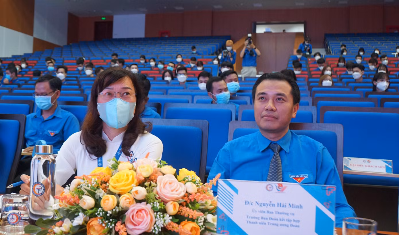 Anh Nguyễn Hải Minh, Ủy viên Ban Thường vụ, Trưởng Ban Đoàn kết tập hợp Thanh niên Trung ương Đoàn cùng cô Nguyễn Minh Phương, Bí thư Đảng ủy, Chủ tịch Hội đồng trường Đại học Y Dược Cần Thơ.