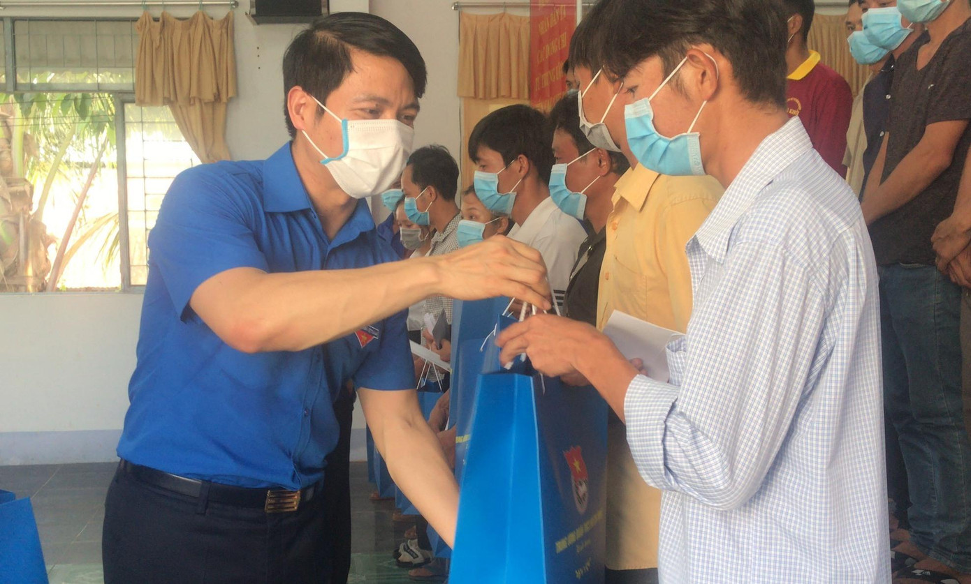 Bí thư Trung ương Đoàn Nguyễn Ngọc Lương tặng quà cho người dân huyện Càng Long. - Ảnh: TĐTV Bí thư Trung ương Đoàn Nguyễn Ngọc Lương tặng quà cho người dân huyện Càng Long. - Ảnh: TĐTV