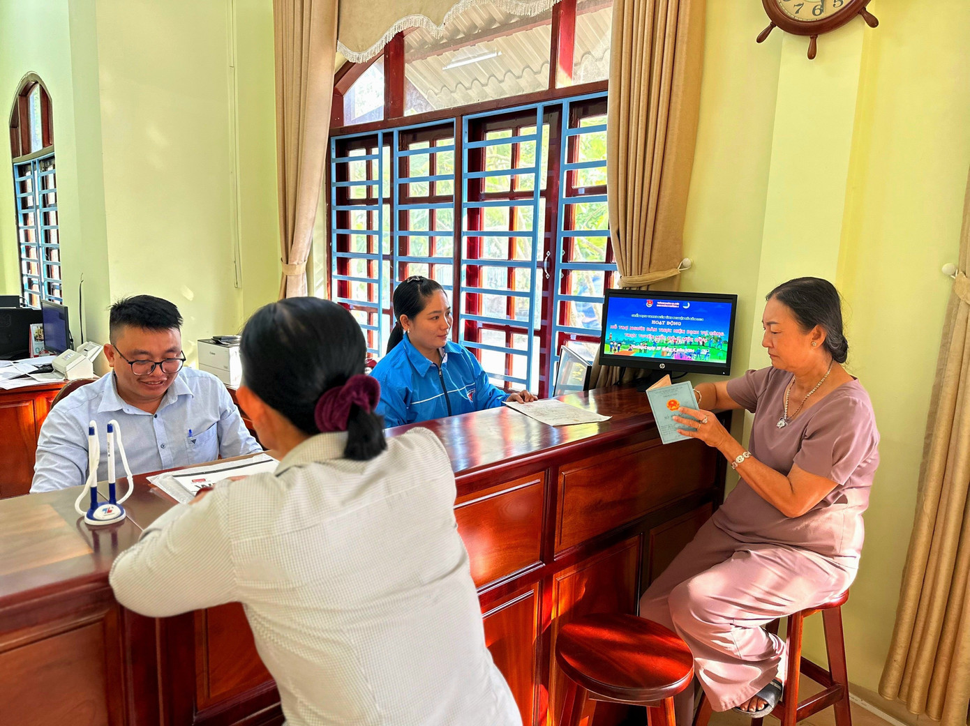 Hỗ trợ người dân dịch vụ công trực tuyến Hỗ trợ người dân dịch vụ công trực tuyến