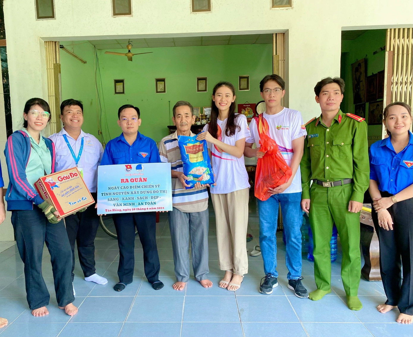 Tặng quà cho người dân Tặng quà cho người dân