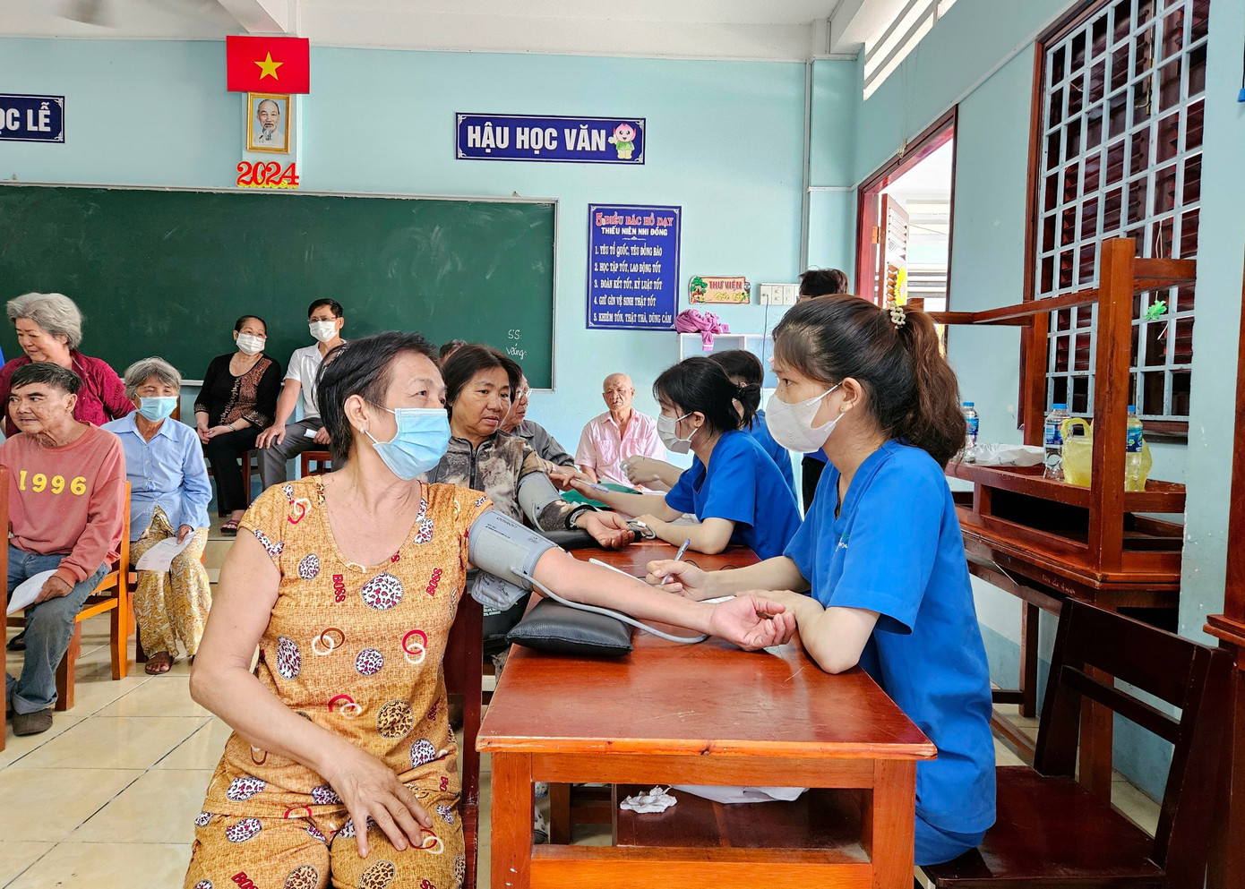 Khám bệnh cho người dân. Khám bệnh cho người dân.