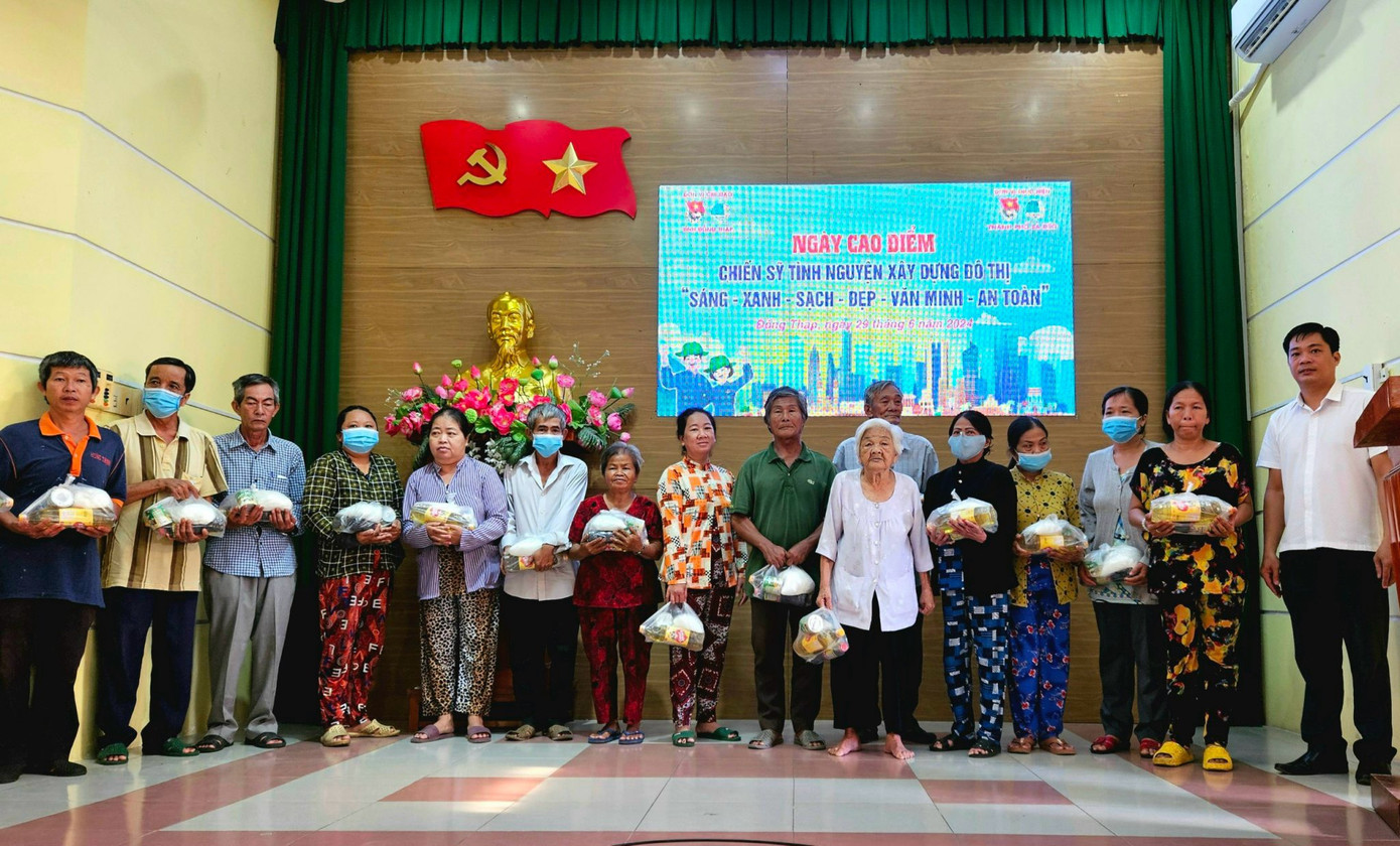 Tặng quà cho bà con Tặng quà cho bà con