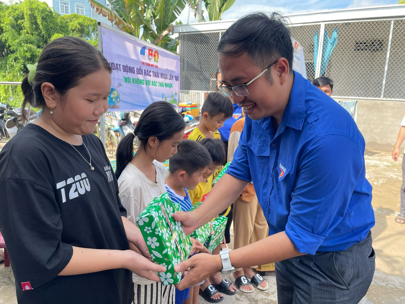 Tỉnh Đoàn Đồng Tháp tặng quà cho thiếu nhi. Tỉnh Đoàn Đồng Tháp tặng quà cho thiếu nhi.