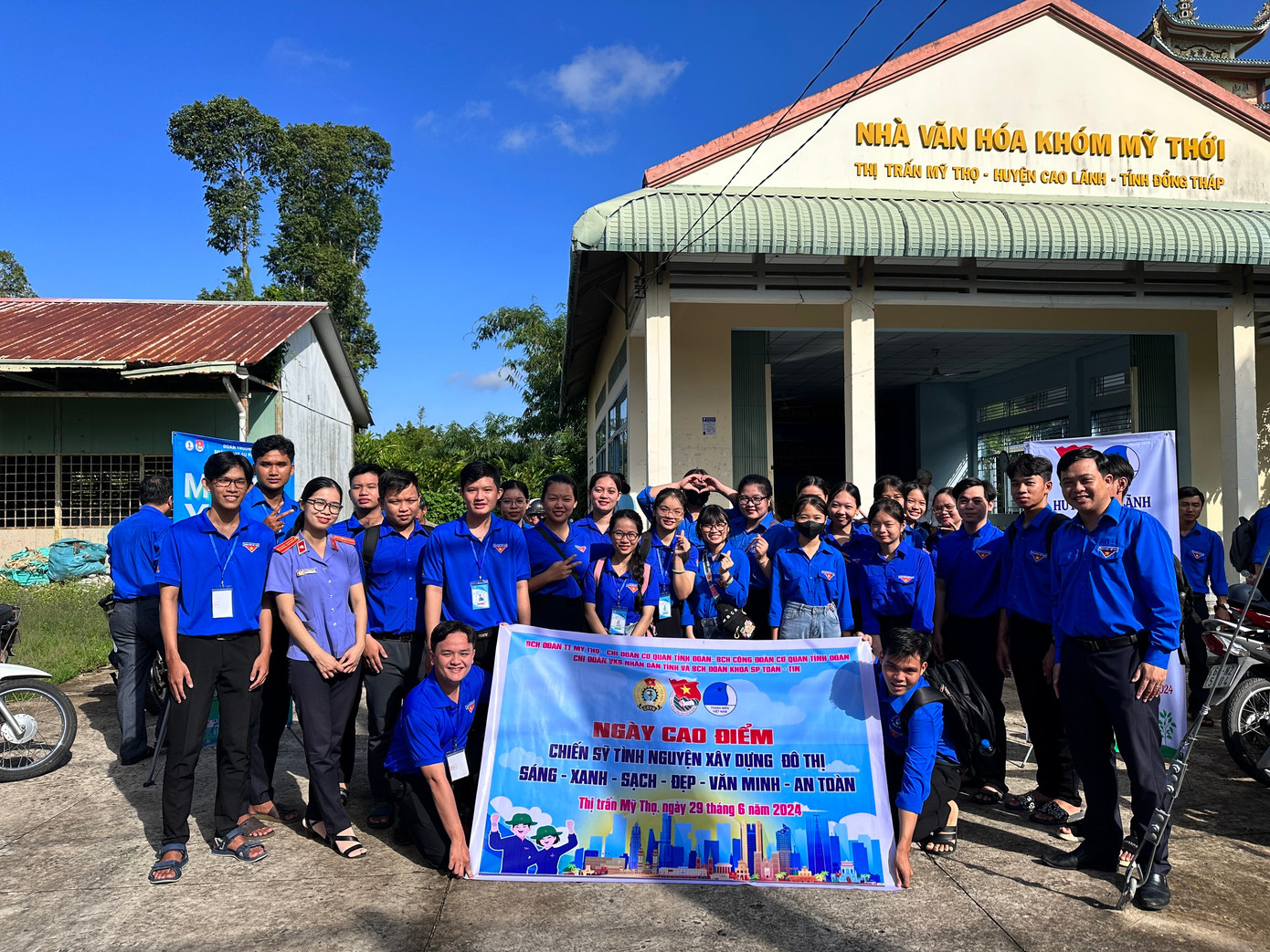 ĐVTN Đồng Tháp ra quân Ngày cao điểm xây dựng đô thị sáng - xanh - sạch - đẹp. ĐVTN Đồng Tháp ra quân Ngày cao điểm xây dựng đô thị sáng - xanh - sạch - đẹp.