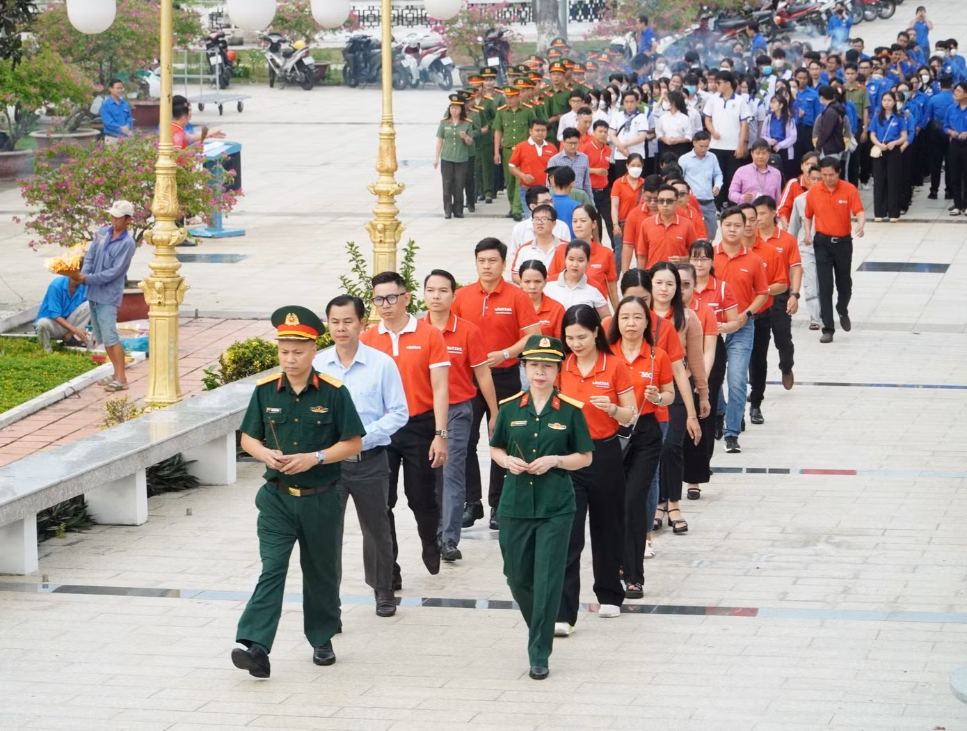 Hướng đến kỷ niệm 77 năm Ngày Thương binh - Liệt sĩ (27/7/1947 - 27/7/2024), nối tiếp giá trị truyền thống “uống nước nhớ nguồn” của dân tộc, Tỉnh Đoàn An Giang phối hợp đơn vị liên quan tổ chức vệ sinh các nghĩa trang, thay hoa, lọ hoa trên phần mộ liệt sĩ tại Nghĩa trang liệt sĩ tỉnh An Giang (huyện Châu Thành).