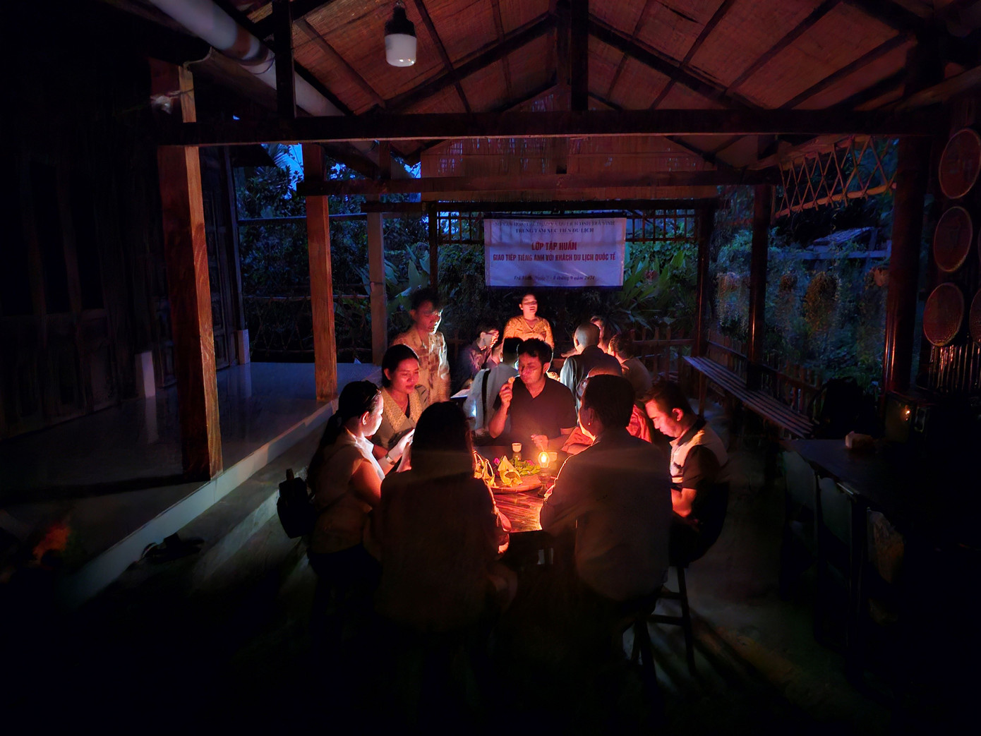 Cuộc sống không điện ở cồn Hô được người dân ‘biến’ nó thành một ‘đặc sản’ vô giá để làm du lịch. Khi màn đêm buông xuống, thay vì ánh sáng điện, ở cồn bừng lên vẻ lung linh, huyền ảo của những ngọn đèn dầu. Cảm giác cùng người dân địa phương ăn tối dưới ánh đèn vàng leo lét, gió thổi nhè nhẹ, và lắng nghe những câu chuyện đời thường mới thấu hiểu hết sự chân thành, mến khách của con người nơi đây. Đặc biệt được nghe kể về câu chuyện về món ẩm thực "ngọc ẩn mình" của cha ông xứ cồn.