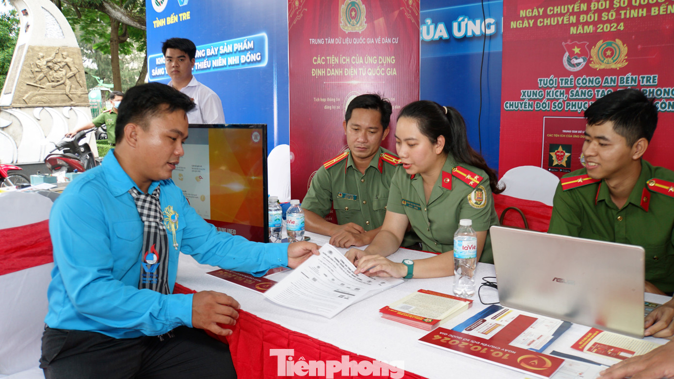 Đoàn viên Công an tỉnh Bến Tre tham gia tuyên truyền, hướng dẫn thực hiện dịch vụ công trực tuyến cấp hộ chiếu. Ảnh: Hòa Hội