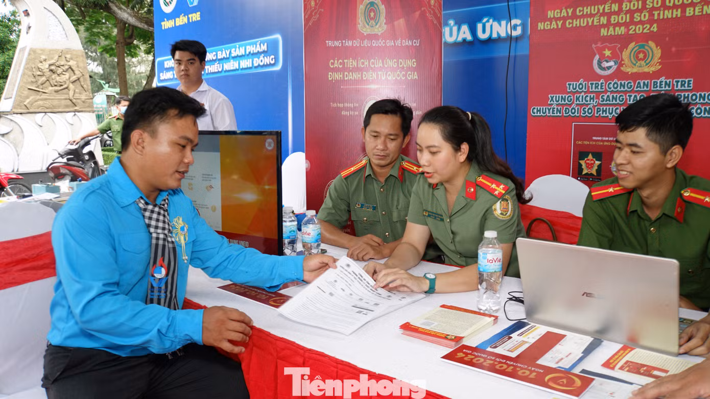 Đoàn viên Công an tỉnh Bến Tre tham gia tuyên truyền, hướng dẫn thực hiện dịch vụ công trực tuyến cấp hộ chiếu. Ảnh: Hòa Hội