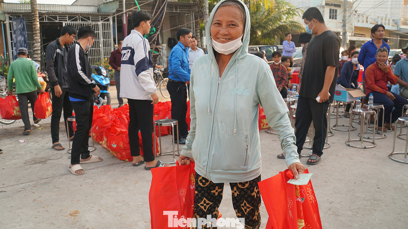 Bà Nguyễn Thị Ngọc Hà (60 tuổi) cùng xã Tân Hội bộc bạch: “Vợ chồng hằng ngày làm thuê, được ngày nào ăn ngày nấy chứ Tết cũng không có tiền mua thịt cá nhiều, giờ có quà từ Trung ương Đoàn tặng mừng lắm”. Ảnh: Hòa Hội