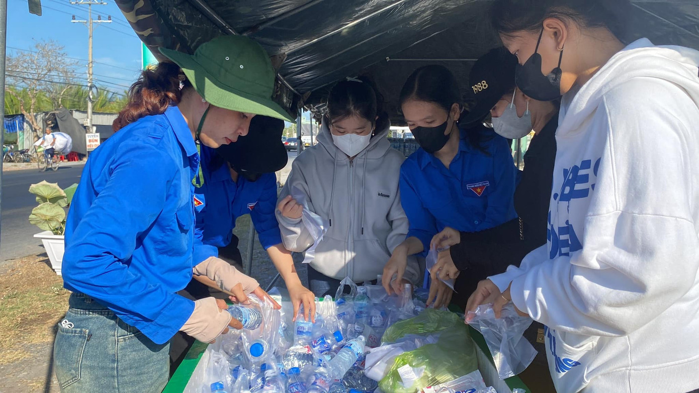 Đoàn viên thanh niên nhiệt tình tiếp sức giúp bà con.