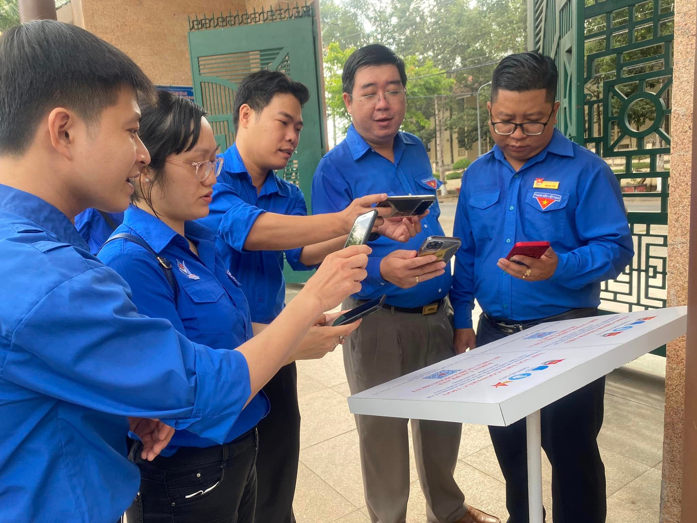 Đoàn viên thanh niên quét mã QR xem thông tin