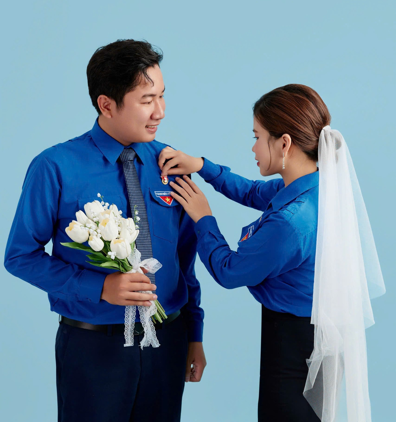 Từ màu xanh áo Đoàn, hai bạn trẻ gặp gỡ, yêu và gắn bó với nhau.