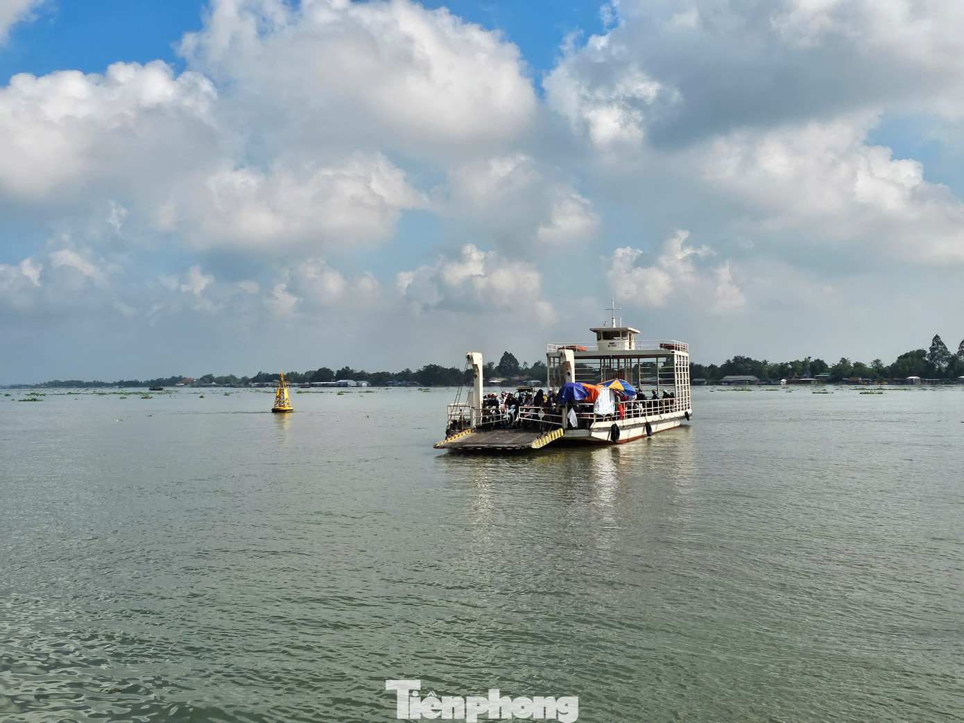 Phà đưa khách từ bờ Vĩnh Long sang cù lao An Bình. Ảnh: Hòa Hội