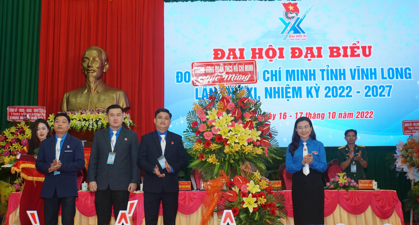 Bí thư Trung ương Đoàn tặng hoa chúc mừng Tỉnh Đoàn Vĩnh Long. Ảnh: Hòa Hội Bí thư Trung ương Đoàn tặng hoa chúc mừng Tỉnh Đoàn Vĩnh Long. Ảnh: Hòa Hội