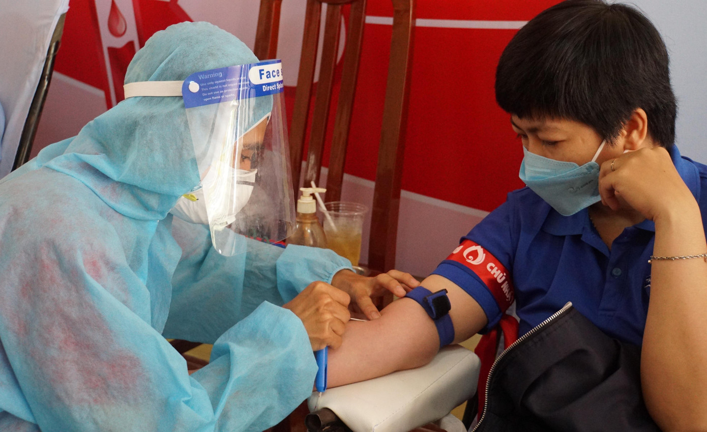 Các bạn trẻ nhiệt tình tham gia hiến máu tình nguyện. - Ảnh: Hòa Hội Chị Nguyễn Thị Diễm Thi tham gia hiến máu, được đồng nghiệp hỗ trợ. - Ảnh: Hòa Hội