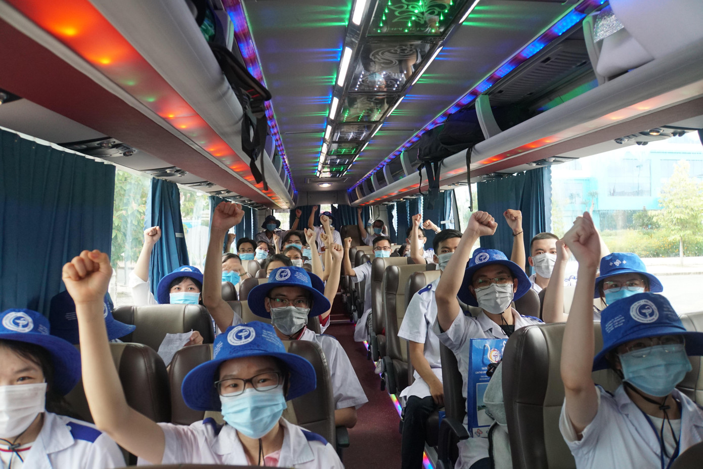 Sinh viên thể hiện quyết tâm hoàn thành nhiệm vụ. - Ảnh: Hòa Hội