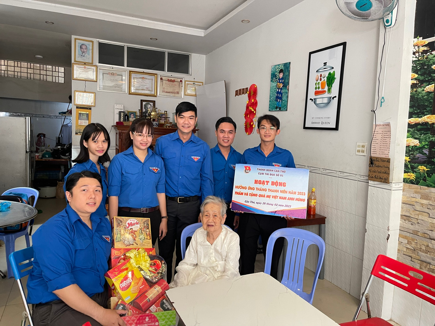 Quận đoàn Ninh Kiều tặng quà cho gia đình chính sách sau lễ ra quân Tháng Thanh niên.