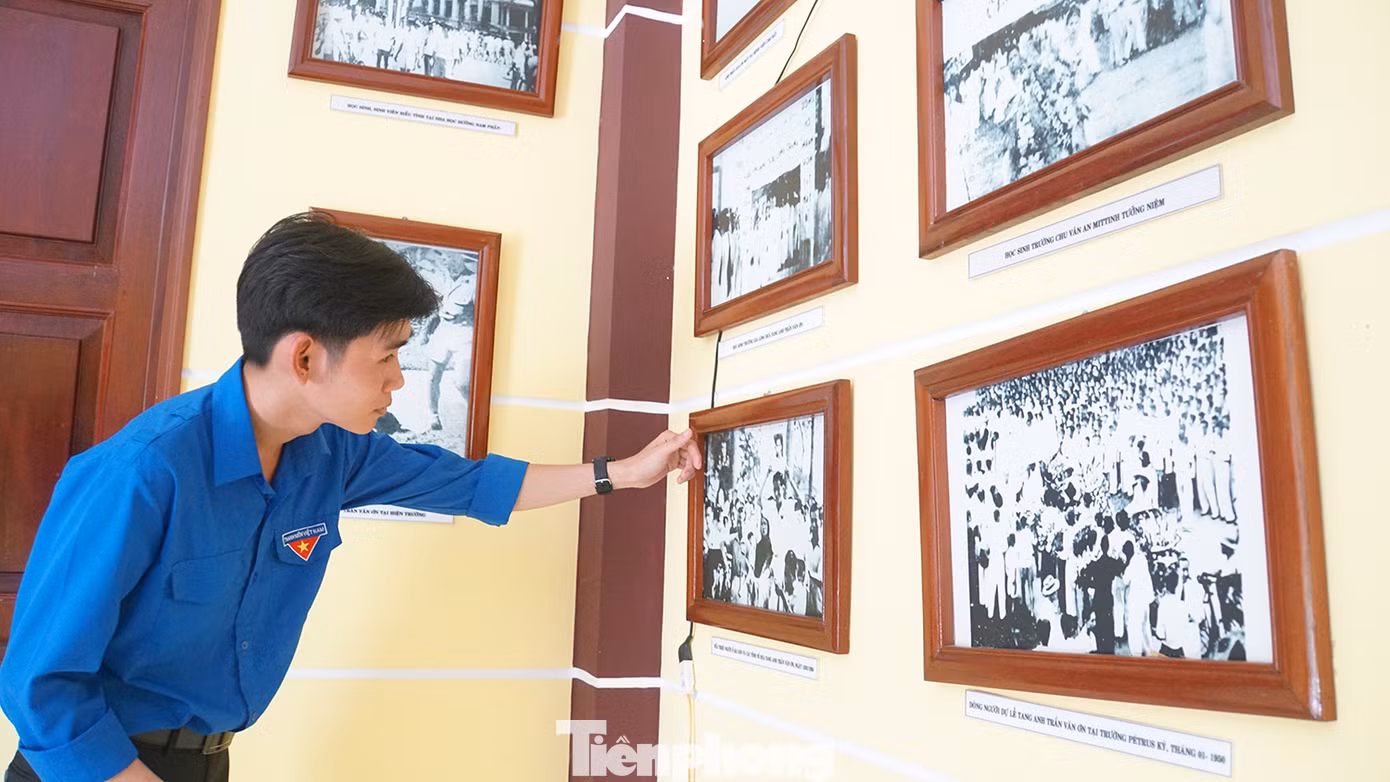 Đoàn viên thanh niên xem ảnh tư liệu về Anh hùng liệt sĩ Trần Văn Ơn. Ảnh: Hòa Hội