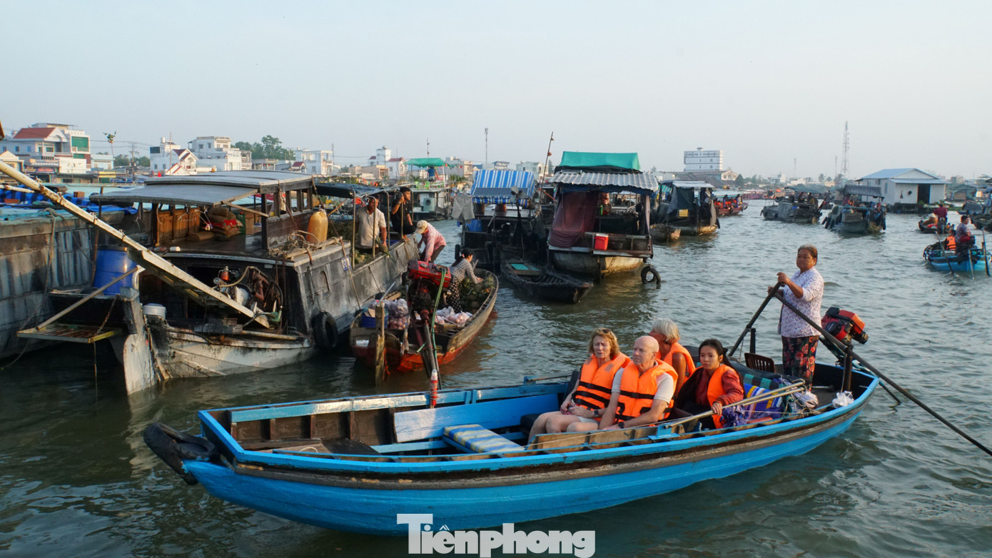 Chợ nổi Cái Răng được hình thành từ tập quán sinh hoạt của người dân địa phương với nét sinh hoạt gắn liền với sông nước, tạo nên giá trị văn hóa rất đặc sắc và được công nhận di sản văn hóa phi vật thể quốc gia. Ảnh: Hòa Hội.