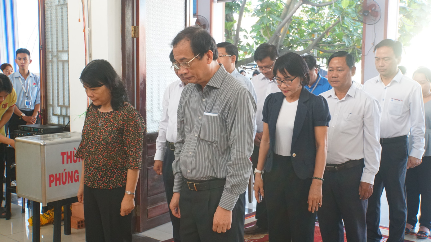 Lãnh đạo trường Đại học Cần Thơ viếng GS. Võ Tòng Xuân - nguyên Phó Hiệu trưởng nhà trường. Ảnh: Hòa Hội