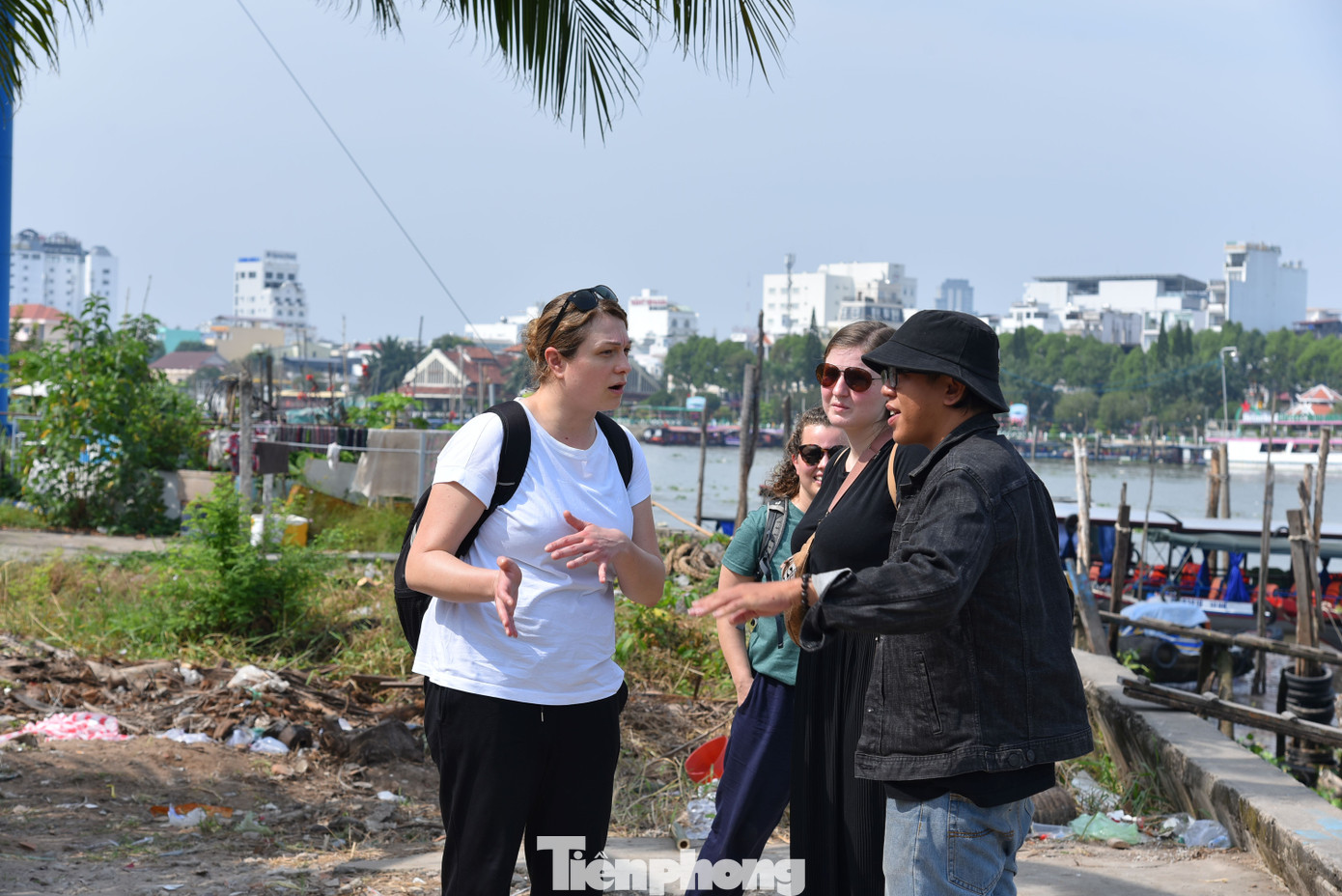 Ngoài sự tham gia của người dân địa phương, lễ hội còn thu hút nhiều du khách, trong đó có du khách quốc tế cảm thấy thích thú với không khí sôi nổi của các hoạt động trên sông. Ảnh: Hòa Hội.