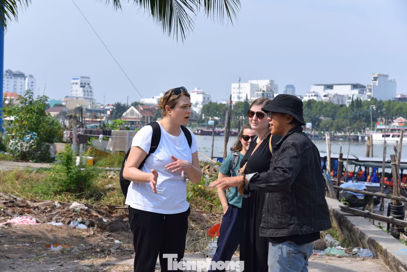 Ngoài sự tham gia của người dân địa phương, lễ hội còn thu hút nhiều du khách, trong đó có du khách quốc tế cảm thấy thích thú với không khí sôi nổi của các hoạt động trên sông. Ảnh: Hòa Hội.