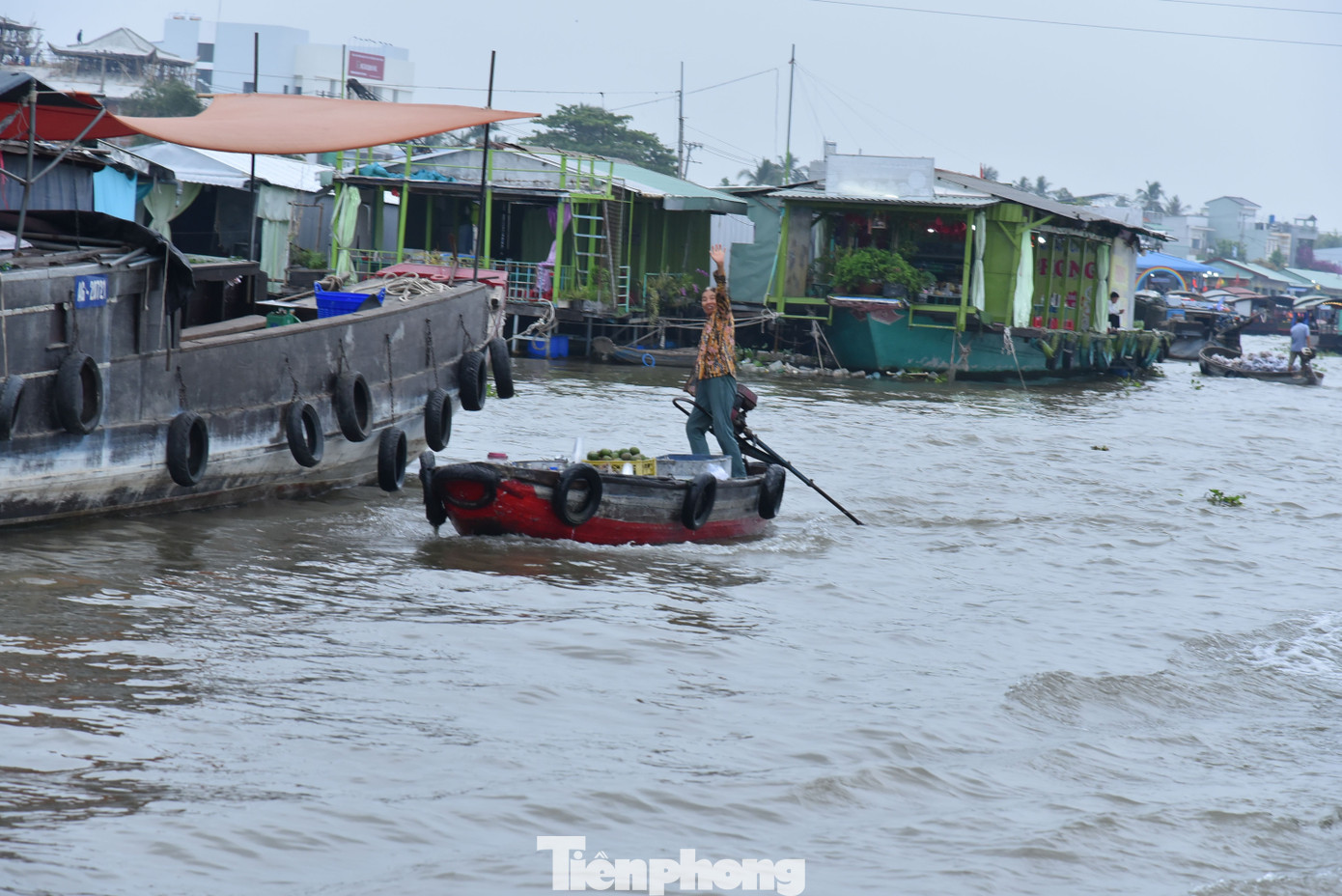 Ghe bán cafe quanh chợ nổi phục vụ khách du lịch và thương hồ. Ảnh: Hòa Hội. Ghe bán cafe quanh chợ nổi phục vụ khách du lịch và thương hồ. Ảnh: Hòa Hội.