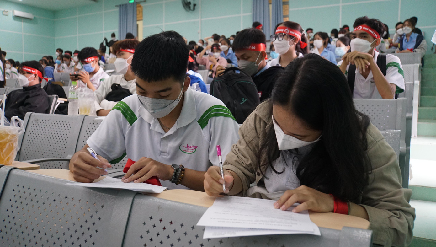 Các bạn sinh viên ghi thông tin hiến máu Bác sỹ khám sàng lọc Các bạn sinh viên ghi thông tin hiến máu Bác sỹ khám sàng lọc