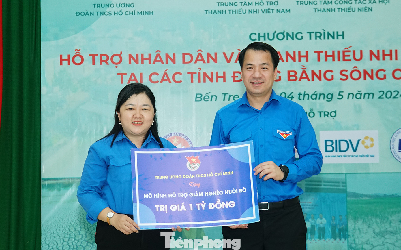 Anh Ngô Văn Cương - Bí thư T.Ư Đoàn, trao mô hình hỗ trợ giảm nghèo nuôi bò trị giá 1 tỷ đồng cho Tỉnh Đoàn Bến Tre. Ảnh: Hòa Hội Anh Ngô Văn Cương - Bí thư T.Ư Đoàn, trao mô hình hỗ trợ giảm nghèo nuôi bò trị giá 1 tỷ đồng cho Tỉnh Đoàn Bến Tre. Ảnh: Hòa Hội