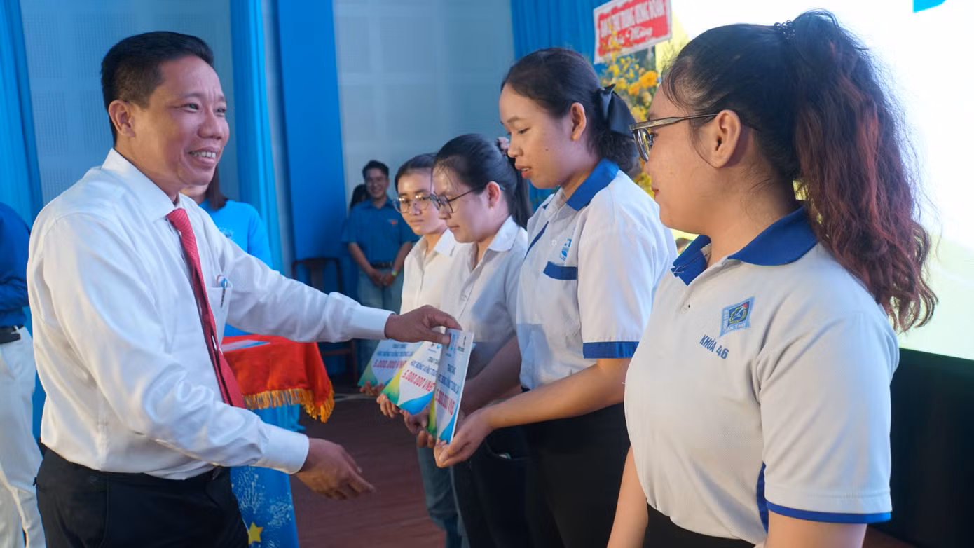 Phó Chủ tịch UBND TP Cần Thơ Nguyễn Thực Hiện tặng học bổng cho học sinh khó khăn. Ảnh: Hòa Hội