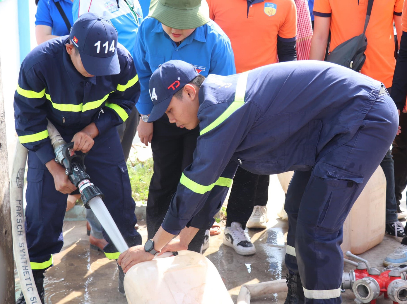 Chị Lâm Như Quỳnh - Bí thư Tỉnh Đoàn Bến Tre cho biết, chương trình “Giọt nước nghĩa tình - ấm lòng người dân vùng hạn mặn” sẽ tiếp tục được thực hiện cho đến khi kết thúc đợt hạn mặn năm nay. Ngoài sự nỗ lực, đóng góp ngày công hỗ trợ bà con nhân dân của đoàn viên, thanh niên tỉnh Bến Tre, Ban Thường vụ Tỉnh Đoàn sẽ tiếp tục huy động sự tham gia của các tổ chức, cá nhân có điều kiện cùng chia sẻ khó khăn với bà con vùng hạn mặn.