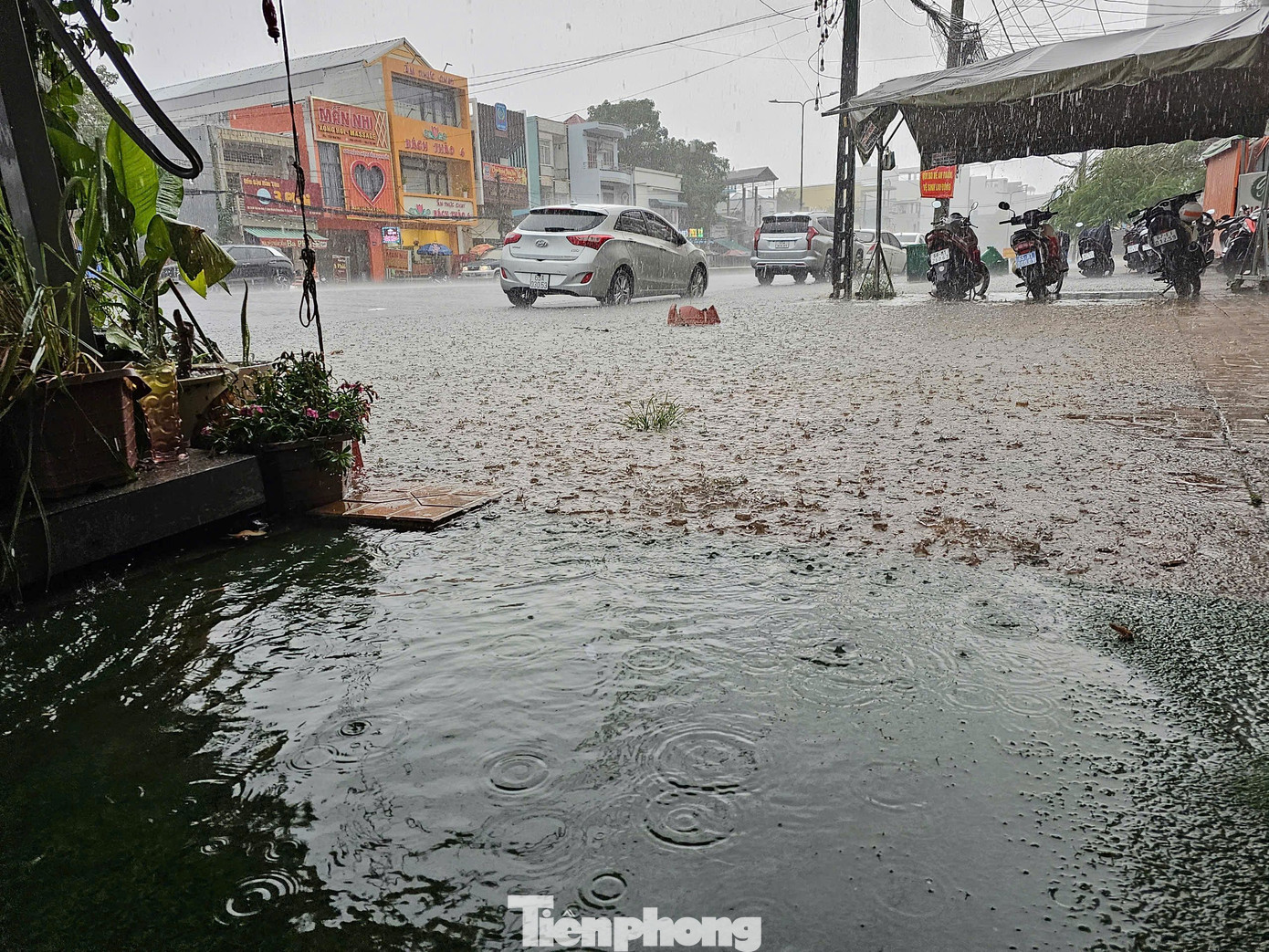 Cơn mưa to làm nước tràn lên vỉa hè đường Trần Văn Hoài, quận Ninh Kiều. Ảnh: Hòa Hội.