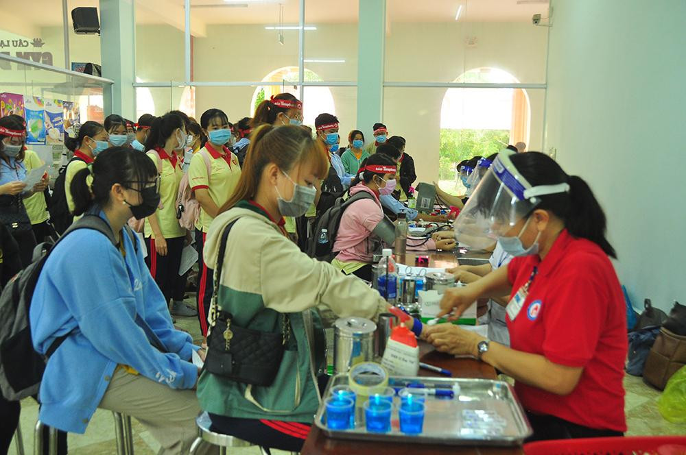 "Chủ nhật Đỏ” là một trong các hoạt động cộng đồng có sức ảnh hưởng lớn tới xã hội. Chương trình được báo Tiền Phong tổ chức từ năm 2009 với mục đích cao đẹp, mang giọt máu ấm đến với những người nghèo, những bệnh nhân cần máu điều trị trong dịp Tết Nguyên đán hằng năm. Bên cạnh đó, chương trình còn mang thông điệp, tuyên truyền sâu rộng trong các tầng lớp xã hội về phong trào hiến máu tình nguyện.