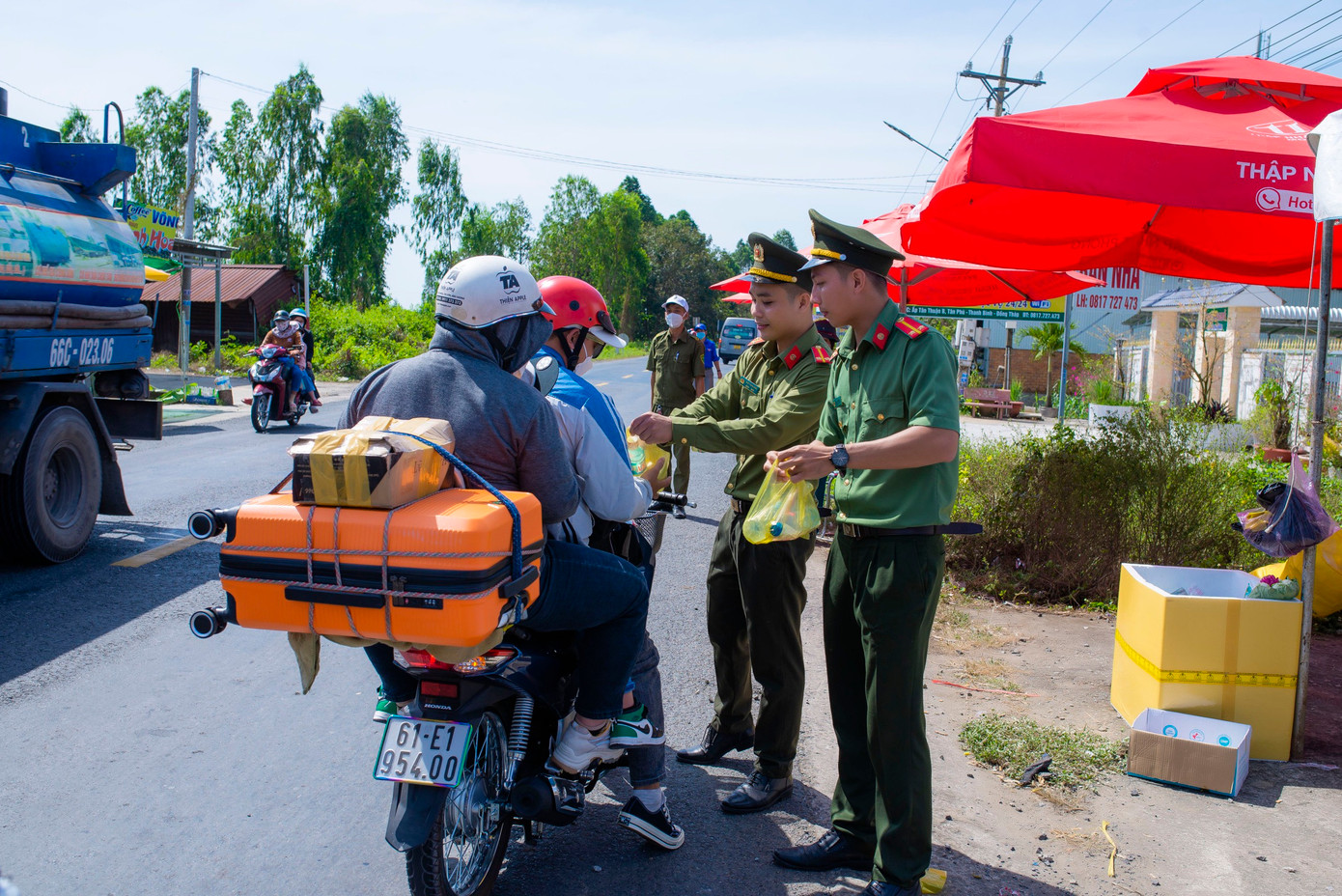 Đại úy Trần Lê Anh Tuấn, Bí thư Đoàn Thanh niên Công an tỉnh Đồng Tháp cho biết, hưởng ứng các hoạt động xuân tình nguyện 2023, công an tỉnh triển khai hoạt động nhằm chia sẻ, giúp bà con trên đường về quê đón tết uống khăn lạnh, mì gói... đỡ vất vả và hạn chế mệt mỏi. Đại úy Trần Lê Anh Tuấn, Bí thư Đoàn Thanh niên Công an tỉnh Đồng Tháp cho biết, hưởng ứng các hoạt động xuân tình nguyện 2023, công an tỉnh triển khai hoạt động nhằm chia sẻ, giúp bà con trên đường về quê đón tết uống khăn lạnh, mì gói... đỡ vất vả và hạn chế mệt mỏi.
